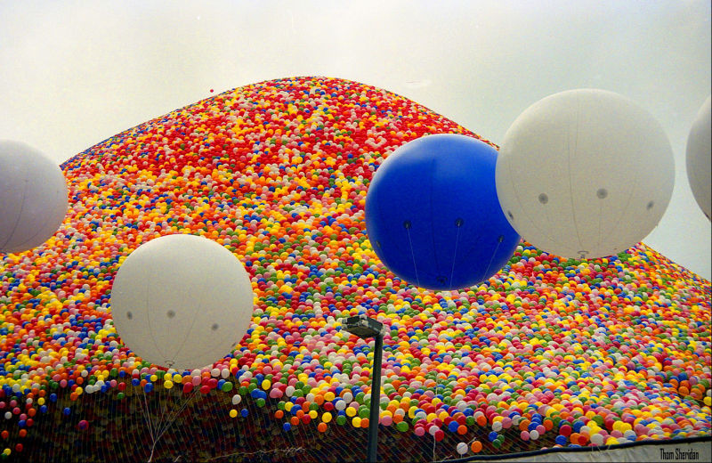 Flickr/Thom Sheridan The woven mesh net ensures the balloons don’t float away ahead of schedule.